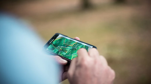 Handy mit Kartenausschnitt auf dem Display.