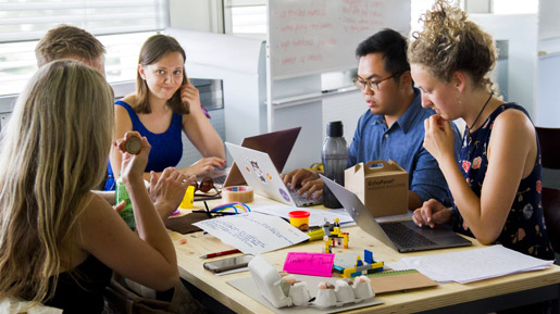 Eine Gruppe von Schülern beim Lernen.