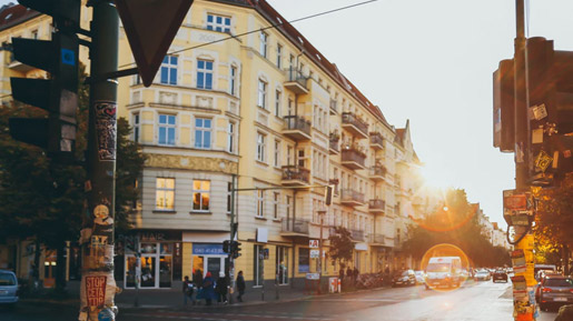 Straße mit mehreren Wohnhäusern.